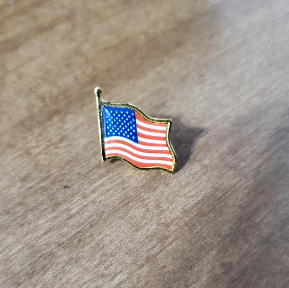 American Flag Lapel Pins, Unisex - Picture 2 of 7